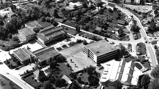 Das Nellenburg-Gymnasium Stockach mit der Dillhalle und dem Hallenbad (links) und die Realschule mit der Jahnhalle (rechts): So sahen ...