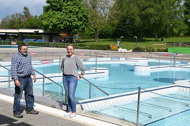 Gemeindeangestellte Irina Homs-Diaz (rechts) bespricht mit Schwimmeister Wolfgang Kromer Personalfragen zur Überwachung im Freibad. ...