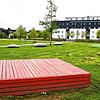 Der Neckarpark und sein Konfliktpotenzial. Am ehemaligen Gartenschaugelände stehen Wohngebäude &ndash; fotografiert im Mai. Wiesen und ...
