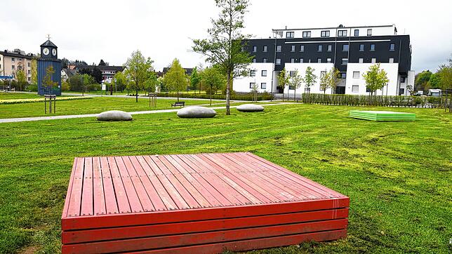 Der Neckarpark und sein Konfliktpotenzial. Am ehemaligen Gartenschaugelände stehen Wohngebäude &ndash; fotografiert im Mai. Wiesen und ...