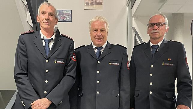 Ehrenspange in Silber für Heiner Prüsse und Ullrich Müller mit Kommandant Hubert Specker (von links).