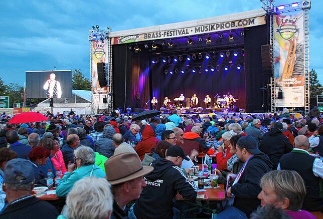 Die riesige Main-Stage-Bühne.