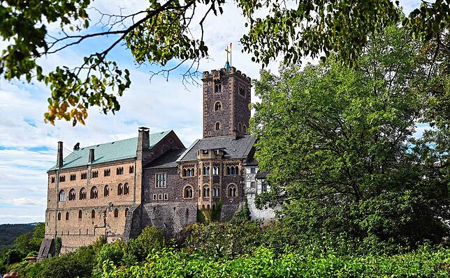 Auf der Wartburg über Eisenach übersetzte Martin Luther das Neue Testament ins Deutsche. Er war damit von Ende 1521 bis März 1522 ...