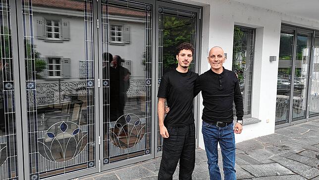 Sohn und Vater: Omer Jakupi (links) und Agim Jaupi vor dem Café Denk-Pause in Wehr.