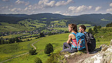Hoch über dem Tal lässt sich die Aussicht genießen und in den Tag träumen.