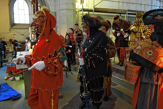 Bild 4: Groß und Klein bei der Narrenandacht im Münster Radolfzell