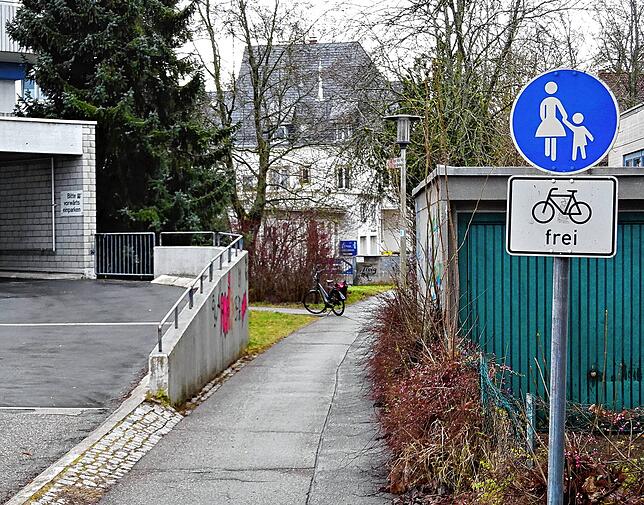 Am Parkhaus Inselhof fehlt es an einer klaren Ausschilderung, wohin ein auswärtiger Radfahrer eigentlich fahren soll.