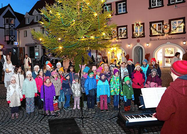 Musikeinlage beim Adventsmarkt: Schön anzuhören ist der Kinderchor der Christuskirche.