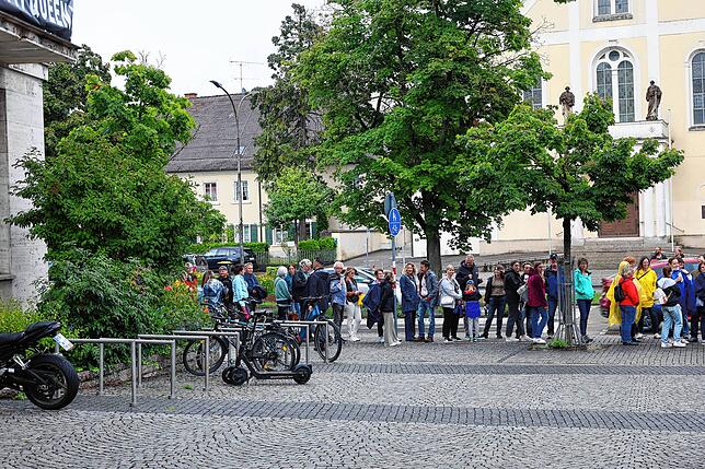 Der Einlass war etwas verspätet möglich, dabei bilden sich Schlangen.