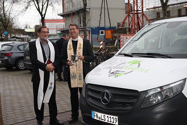 Am 4. Dezember startete der Bürgerbus, der gut angenommen wird. Zuvor war das Fahrzeug von Pfarrer Matthias Schmidt (links) und Pfarrer ...