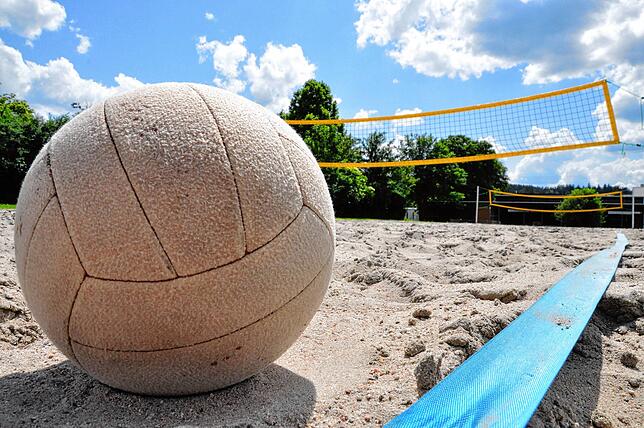 Im Schwenninger Neckarbad sind neben dem Schwimmen und Chillen auch heiße Volleyball-Turniere angesagt. Das Bild ist von 2018.