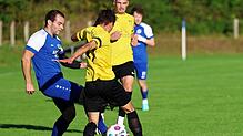 Daniel Wehrle (links) behauptet den Ball gegen Marvin Ettwein vom FC Öhningen-Gaienhofen, der mit 0:4 an der Mettnau verliert.