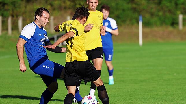 Daniel Wehrle (links) behauptet den Ball gegen Marvin Ettwein vom FC Öhningen-Gaienhofen, der mit 0:4 an der Mettnau verliert.