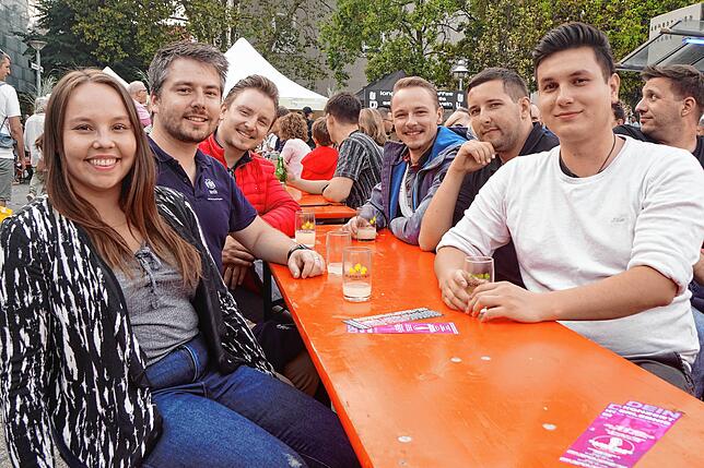 Die Arbeitkollegen Annika Bock, Florian Stieber, Alexander Voigt, Toni Witter, Adolf Stein und Alessandro Schefold genießen die Stimmung ...