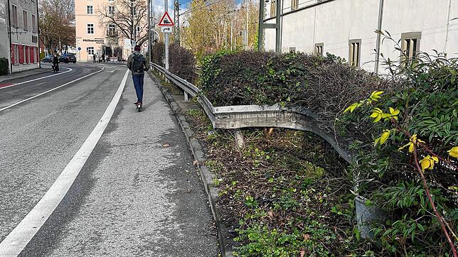 Kurz nachdem das Taxi am Bahnhof Konstanz losgefahren war, prallte es hier rechts ungebremst in die Schutzplanke, die komplett ...