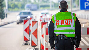 Ein Beamter der Bundespolizei an der deutsch-schweizerischen Grenze (Symbolbild). An der Grenze in Rheinfelden schnappt sie einen ...
