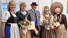 Ida Halbhuber (Zweite von rechts) ist nach ihrem Ausscheiden zum Ehrenmitglied des Bodensee- Heimat- und Trachtenverbandes ernannt ...