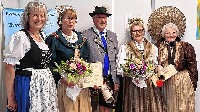 Ida Halbhuber (Zweite von rechts) ist nach ihrem Ausscheiden zum Ehrenmitglied des Bodensee- Heimat- und Trachtenverbandes ernannt ...
