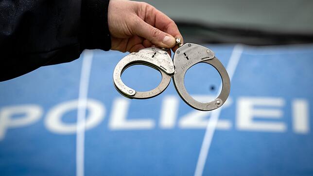 Unter massiven Widerstand nehmen die Polizisten den Mann fest - und werden dabei verletzt. (Symbolbild)