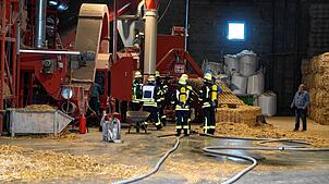 So sieht es in der Halle des Betriebs in der Bahnhofstraße aus. Hier war das Feuer ausgebrochen. Hätte sich das Stroh in der Halle in ...