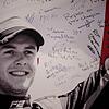 Auf einer Gedenktafel drücken viele Menschen ihr Mitgefühl für den verunglückten Formel-2-Piloten Anthoine Hubert aus. Bild: dpa