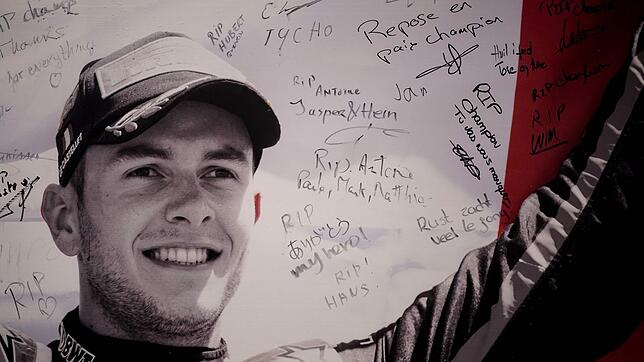 Auf einer Gedenktafel drücken viele Menschen ihr Mitgefühl für den verunglückten Formel-2-Piloten Anthoine Hubert aus. Bild: dpa