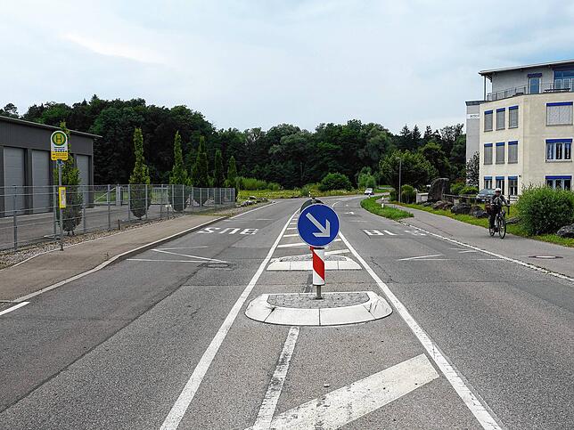 Bus-Caps auf der Straße gibt es etwa in Immenstaad an der Alten Ziegelei. Mit diesem Konzept wäre genug Platz, um daneben ...