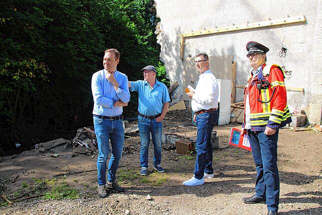 Dort, wo die Männer stehen, stand bis Donnerstagabend der Schopf von Berty Perera mit Werkstatt, Garage und Hühnerstall. Durch das ...