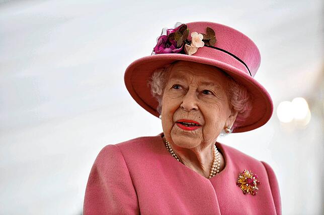 Die verstorbene Königin Elizabeth II. bei einem Besuch im Defence Science and Technology Laboratory im Oktober 2020.