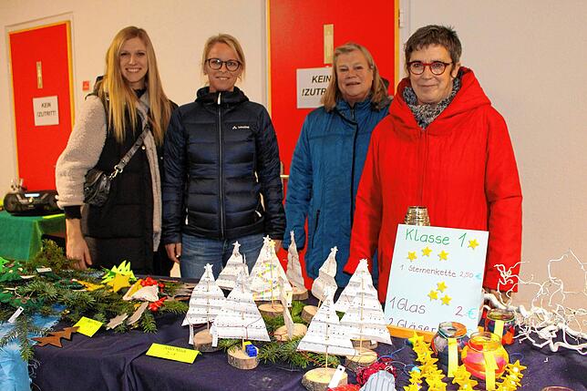 Die Schüler der Ramsbergschule hatten schöne Kleinigkeiten für die Adventzeit gebastelt, wie etwa tolle Sternenketten. Valentina Gasser, ...