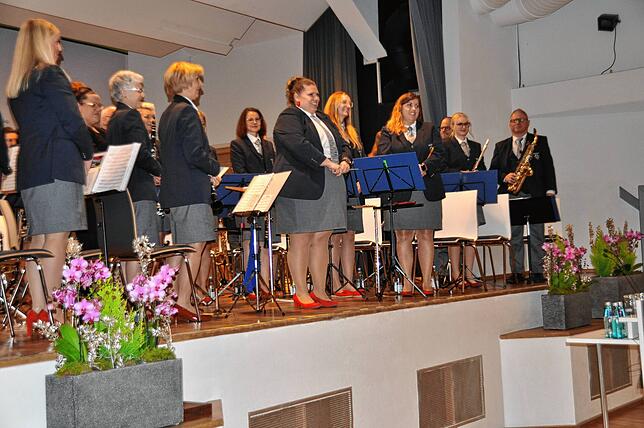 Mit Musik geht alles besser: Die Stadtkapelle mit Dirigentin Anja Schuler sorgt für gute Stimmung.