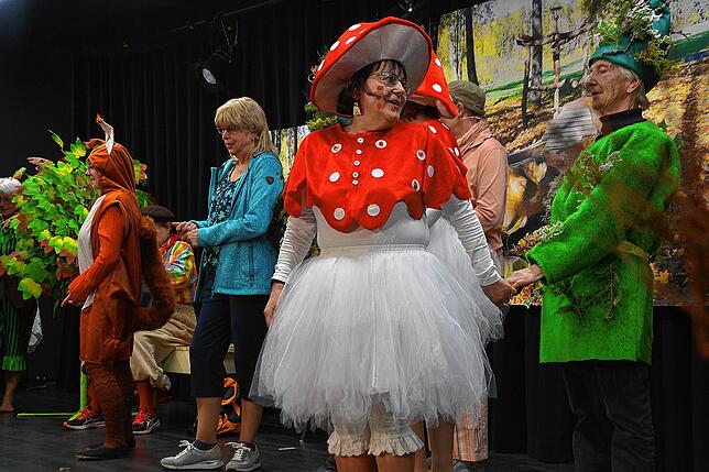Bild 16: Rund 200 Frauen feiern im katholischen Pfarrsaal ausgelassen Fasnet