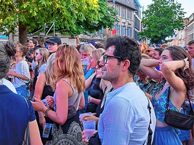 Bild 2: Richtig gute Laune beim Stimmen Festival auf dem Marktplatz
