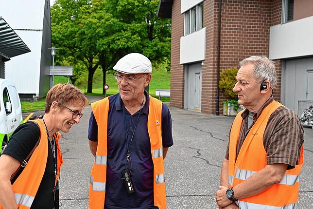 SÜDKURIER-Redakteur Markus Vonberg (Mitte) im Gespräch mit Lesern.