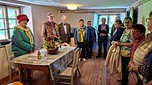 Das Krüterwiebli, gespielt von Johanna Waßmer (links), führte die Besucher am Tag des offenen Denkmals durch das Zechenwihler Hotzenhaus ...