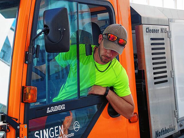 Alexander Groß-Bäschle muss beim Bedienen der neuen Nass-Reinigungsmaschine in der Siegener Innenstadt millimetergenau fahren.
