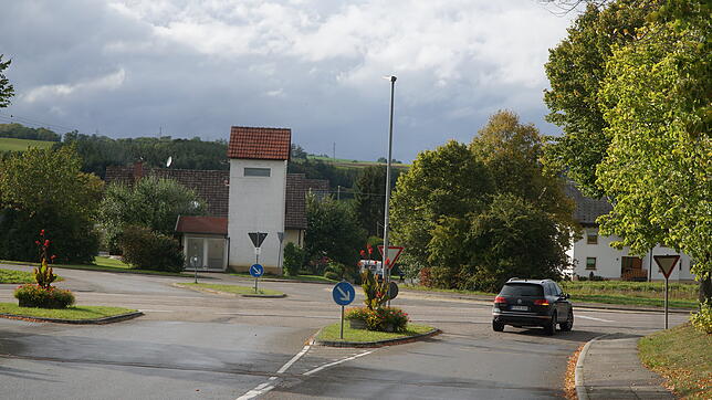 Äußerst gefährlich ist die Kreuzung Lindenstraße/Kreisstraße 4972. Der Unadinger Bahnhof liegt ganz in der Nähe und mit dem ...