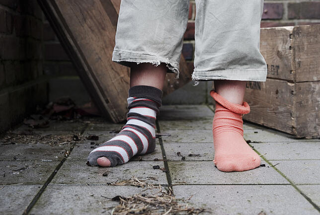 Kein Geld für neue Kleidung: Rund ein Drittel der Armutsbetroffenen sind Kinder, Jugendliche und junge Erwachsene.