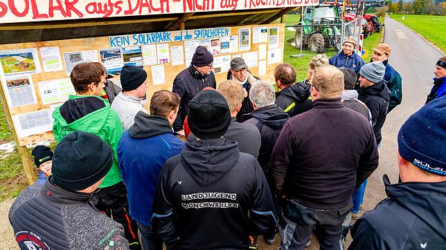 Projekt-Leiter Uwe Ilgemann von der BayWa und Armin Schott vom Stadtplanungsamt diskutieren mit Landwirten über die geplante ...