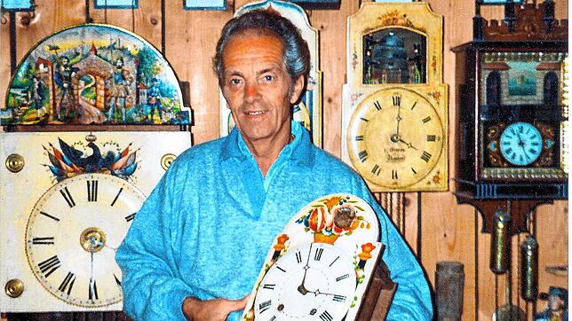 Er ist der Vater vieler Ideen zur Dorfgestaltung und wie man sieht ein großer Uhrenverehrer: Oswald Scherzinger. (Archivbild)