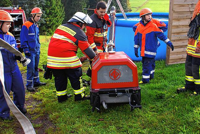 Mit der Tragkraftspritze wurde das Löschwasser zum Brandobjekt gepumpt.