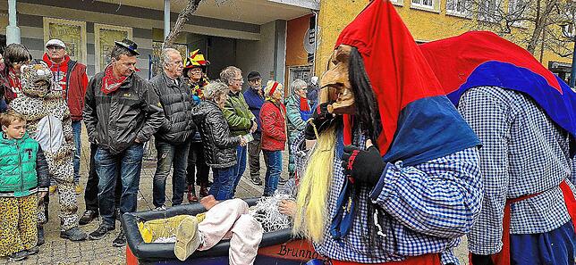 Bild 19: Der Montagsumzug in Bad Dürrheim setzt den gutgelaunten Punkt unter die diesjährige Fasnet &ndash; Teil 2