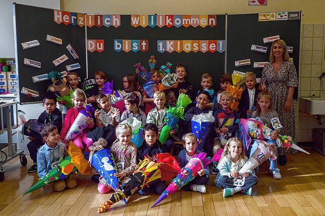 Klasse 1b: Die Kinder mit ihrer Klassenlehrerin Julia Köb.