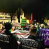 Protestaktion vor dem Theater am Ring in VS-Villingen am Samstagabend, 8. Februar: Auf vielen Transparenten geben Bürger ihrem Protest ...
