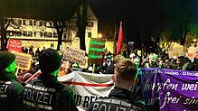 Protestaktion vor dem Theater am Ring in VS-Villingen am Samstagabend, 8. Februar: Auf vielen Transparenten geben Bürger ihrem Protest ...