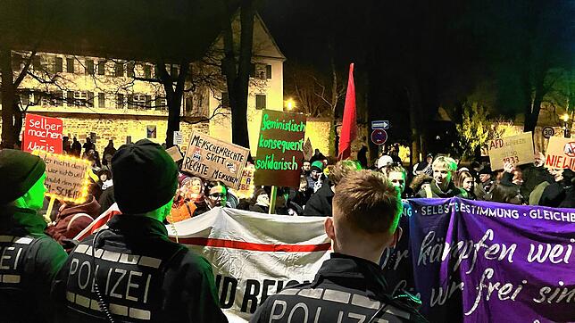Protestaktion vor dem Theater am Ring in VS-Villingen am Samstagabend, 8. Februar: Auf vielen Transparenten geben Bürger ihrem Protest ...