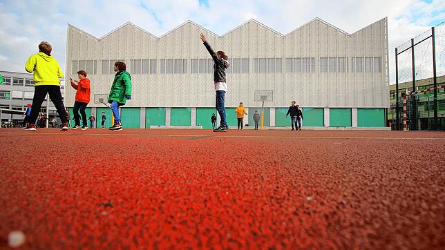 Bild : Sportzentrum immer noch zu: Schulen sitzen auf Kohlen, Unterricht fällt aus, Planungssicherheit fehlt