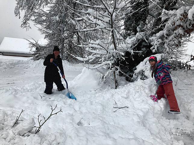 Nicole Schenk und ihre Tochter Kim beim Schneeschippen in Waldshut.