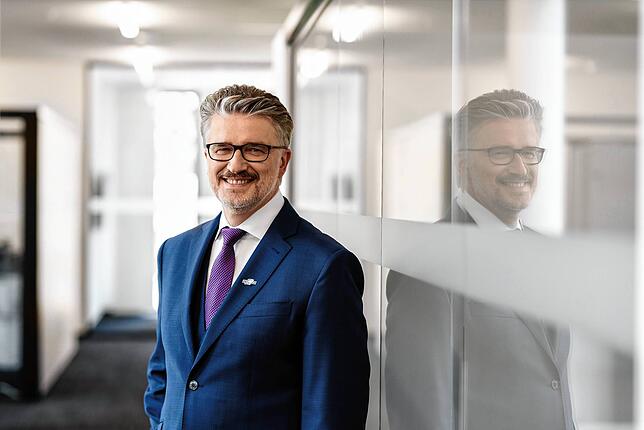 Johann Overath, Hauptgeschäftsführer des Bundesverbandes der Glasindustrie, sieht die Branche vor Herausforderungen. Insbesondere die ...