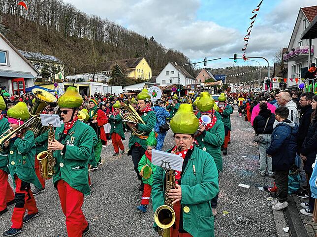 Bild 14: Narren feiern ausgelassen &ndash; Bilder vom Umzug (Teil 2)